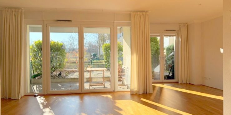 Wunderbar Wohnen mit Parkblick + Südterrasse + kleiner Garten + EBK + Parkett