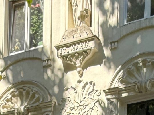 Stuck in der Fassade